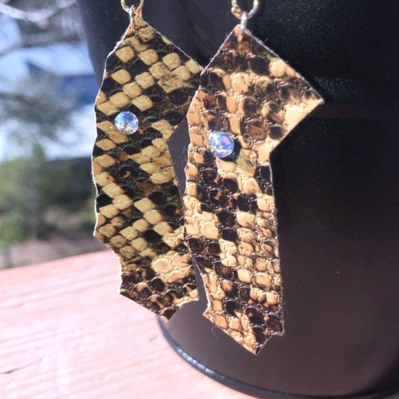 Snakeskin Print California Shape Earrings - Picture 4 of 4